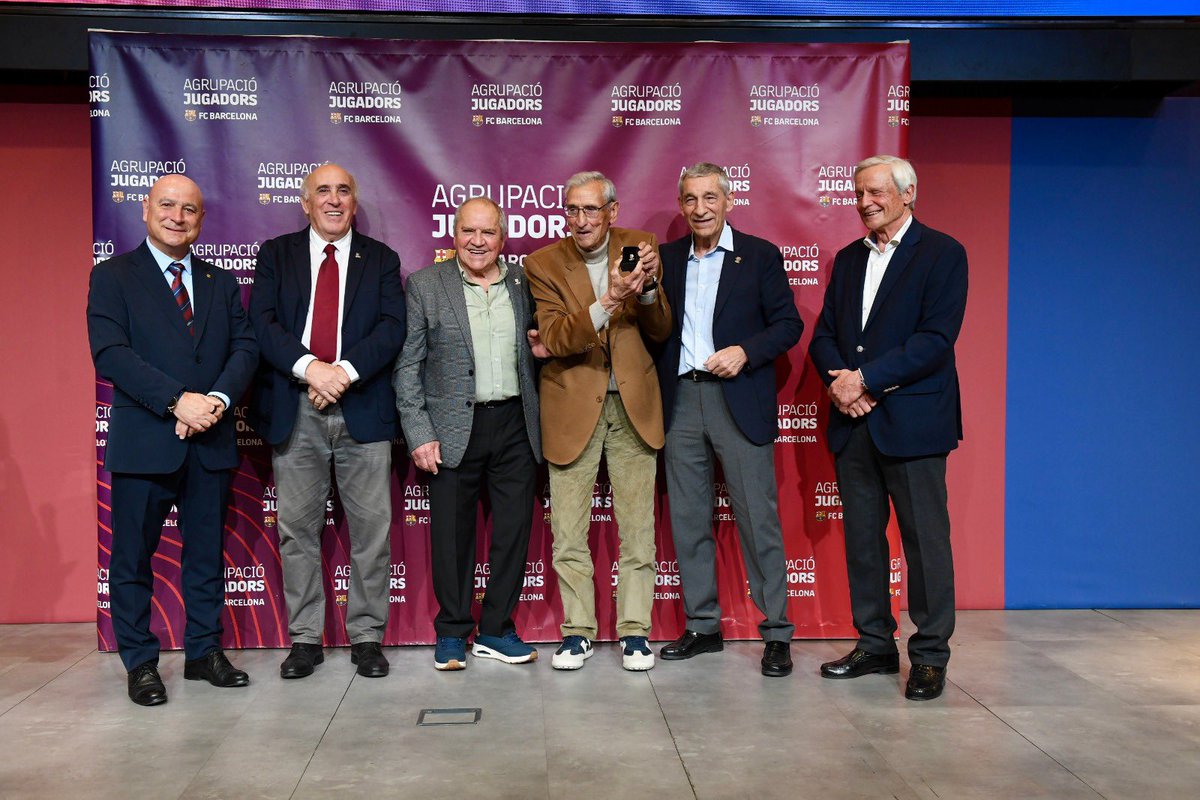 JIMacia's tweet photo. 62 membres de l’@FCBjugadors van ser distingits ahir amb les insígnies de 10, 25 i 50 anys de fidelitat.
Un reconeixement a la seva trajectòria i compromís amb els colors blaugrana.
Gràcies!! 💙❤️ https://t.co/lkJ1vBBbqn