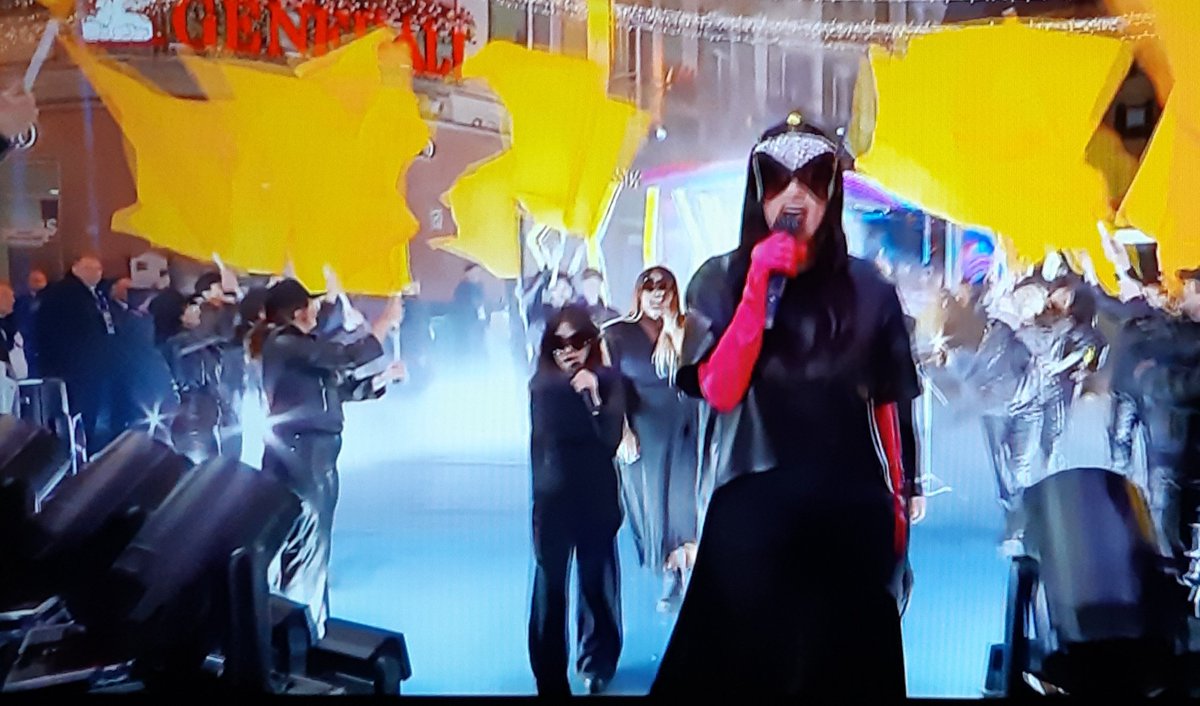 greenday_pre's tweet photo. Che entrata da brividi. Un trionfo.👏🏻👏🏻 #laurapausini #Sanremo2026 https://t.co/VaBosPjSzC
