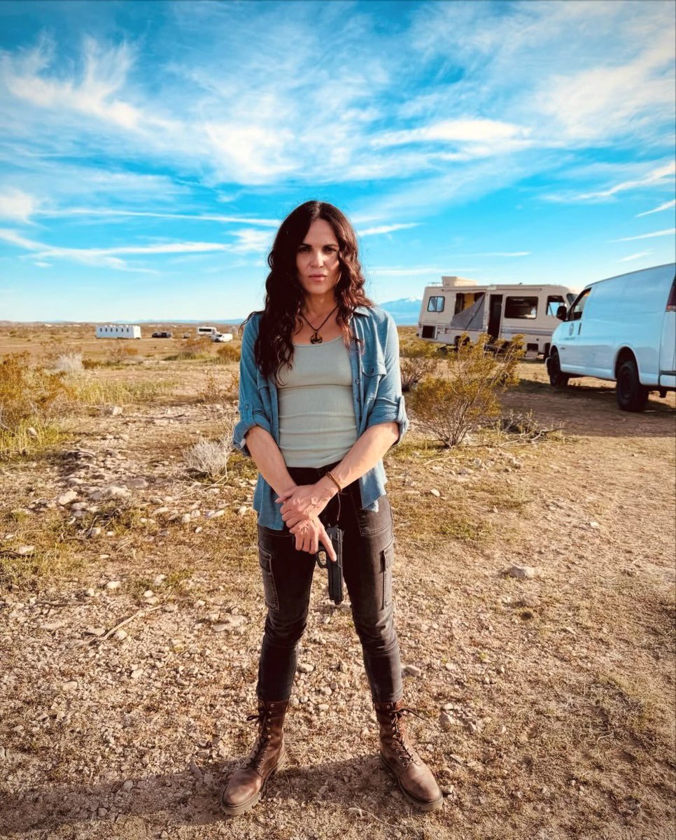 📸 | “Deserto. Poeira. Pé no chão.” — Lana Parrilla em nova atualização em seu Instagram nos bastidores das gravações do filme “Dismantle The Sun”. 🥾🌵
