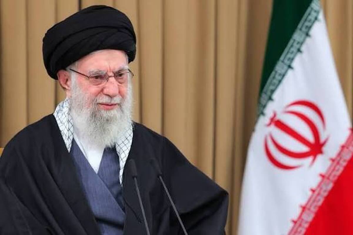 A_H_AzadMard's tweet photo. این روزها خوب است سخن حاج قاسم سلیمانی را دوباره مرور کنیم:
 «والله والله والله، از مهم‌ترین شئونِ عاقبت‌به‌خیری، رابطهٔ قلبی و دلی و حقیقیِ ما با این حکیمی است که امروز سکانِ انقلاب را به دست دارد..» https://t.co/GQX7Sn7rY5