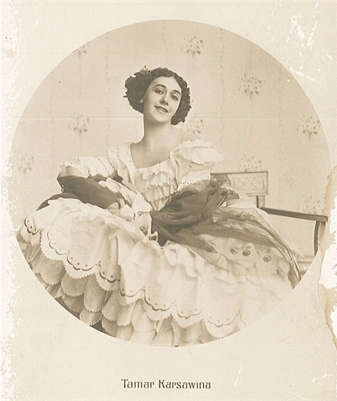 Pour célébrer l'anniversaire de création de Carnaval, ballet chorégraphié au début du XXe siècle par Michel #fokine  , voici une photographie prise à Berlin de la magnifique Tamara Karsavina, créatrice du rôle de Colombine.
Crédit photo : Sandau-Sellin
