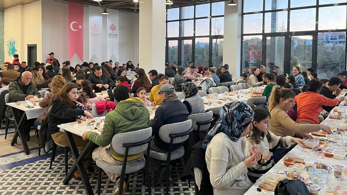 MUĞLA
📍Yatağan Millet Bahçesi İftar Soframız.

🌙Emanetin Elçileri Ramazan Boyunca Aynı Sofrada Buluşuyor.

Duaların daha içten edildiği bu mübarek ay kalplerimizi arındırsın. Kalpler huzurla dolsun, sofralar bereketlensin. Paylaşma ve dayanışma duyguları güçlensin. Hayırlı