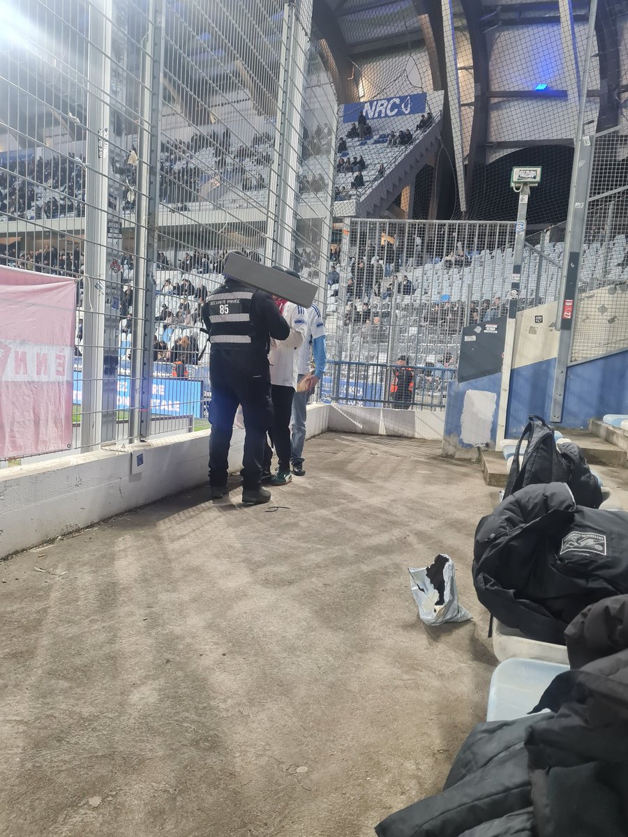 🚨 La sécurité du SC Bastia avait visiblement reçu l'instruction d'interdire toute critique envers BeIN Sports avec une bâche "BeIN Sports tue la Ligue 2" arrachée. 🤐