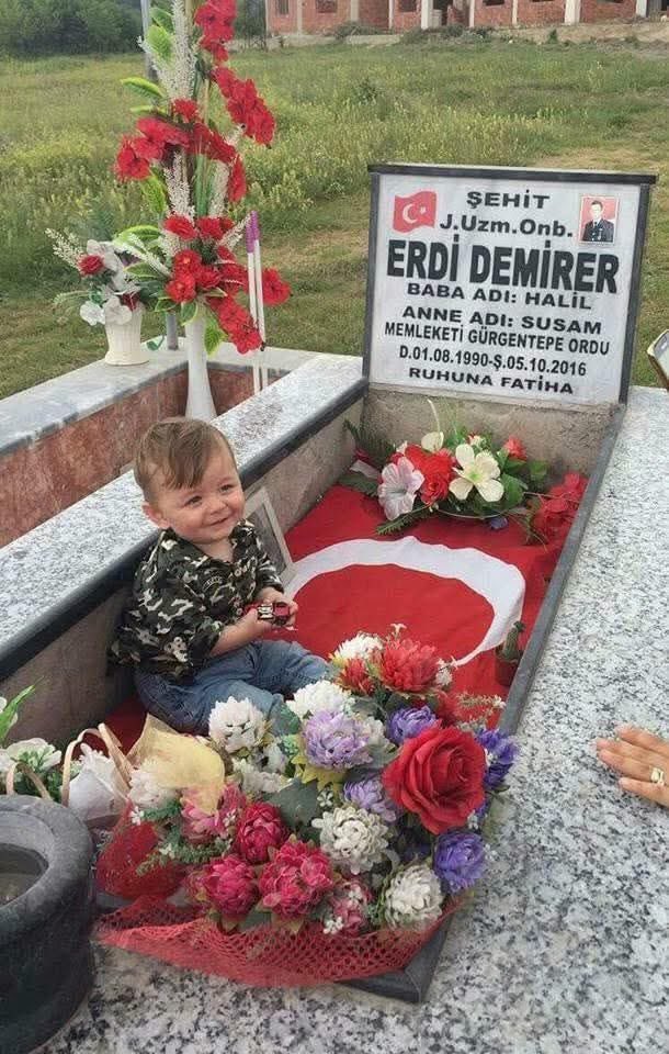 🇹🇷 Şehit J. Uzm. Onb. Erdi Demirer.

Babasına sarılacak çocuklar toprağına sarılıyor.

Ruhun şad, mekanın cennet olsun! Kardeşim