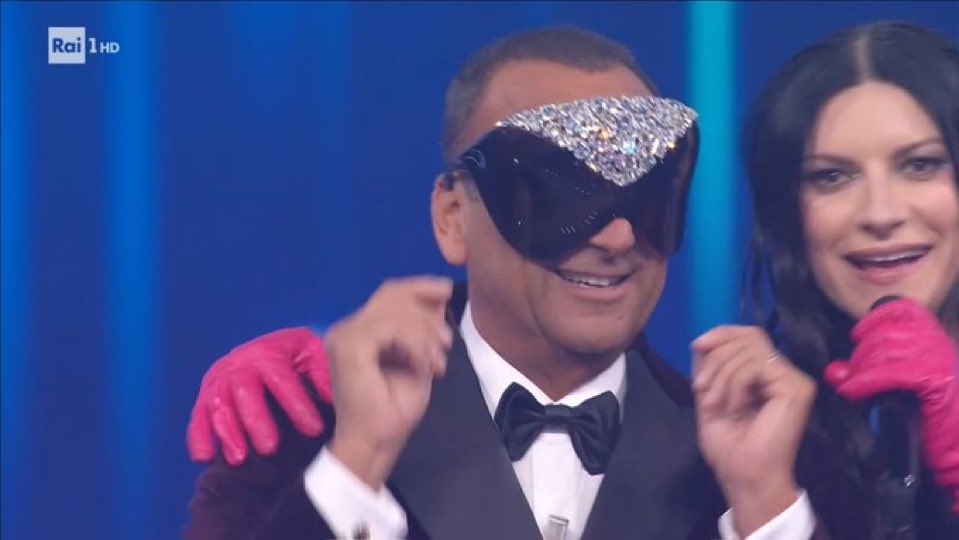 vavvins's tweet photo. date un respiratore a carloco adesso si sente male se non prende una pausa ditegli che non sono nemmeno le 21 #Sanremo2026 https://t.co/of6dLjD8Dx
