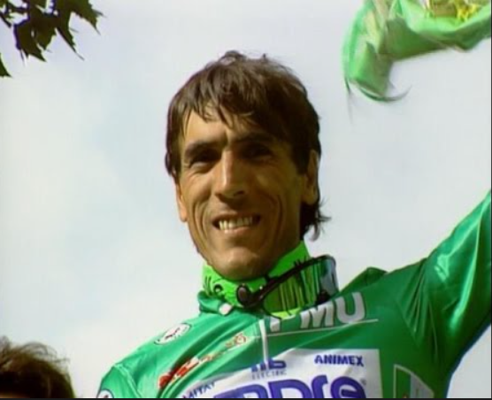 Hoy es su cumple, recuerda la canción: si me intentas pasar te voy a derribar, si pasas a mi lado probarás mis codos afilados.