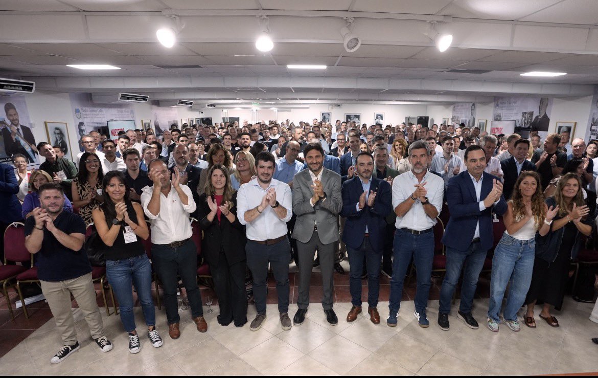 gerardomerinotw's tweet photo. Participé en Santa Fe del Encuentro de Intendentes Radicales, junto a más de 500 intendentes y 5 gobernadores de la Unión Cívica Radical, compartiendo prácticas de gestión y fortaleciendo vínculos entre ciudades.

Creemos en una política basada en la integración y el trabajo conjunto, con menos internas y especulaciones, y más trabajo concreto al servicio de los vecinos.

Hay una base radical fuerte, con gobiernos que demuestran que se puede gestionar con orden, honestidad y vocación de igualdad. El radicalismo crece cuando gestiona y transforma la realidad.

Felicitaciones a @leonelchiarella Presidente de la UCR Nacional, a @UlpianoSuarez Presidente del Foro de Intendentes Radicales por la organización, y gracias a @maxipullaro por el recibimiento.