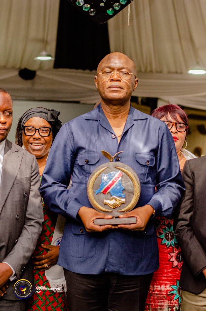 suelaeloge1's tweet photo. Pour une seconde fois, @GentinyNgobilaM est honoré par le Trophée Lokumu 🏆 dans notre ville de Kinshasa.
Un travail acharné qui laisse des empreintes indélébiles.
Kinshasa reconnaît ceux qui bâtissent avec vision et détermination. Félicitations le meneur de jeux @ben_iyebe https://t.co/phCQs7wvo9