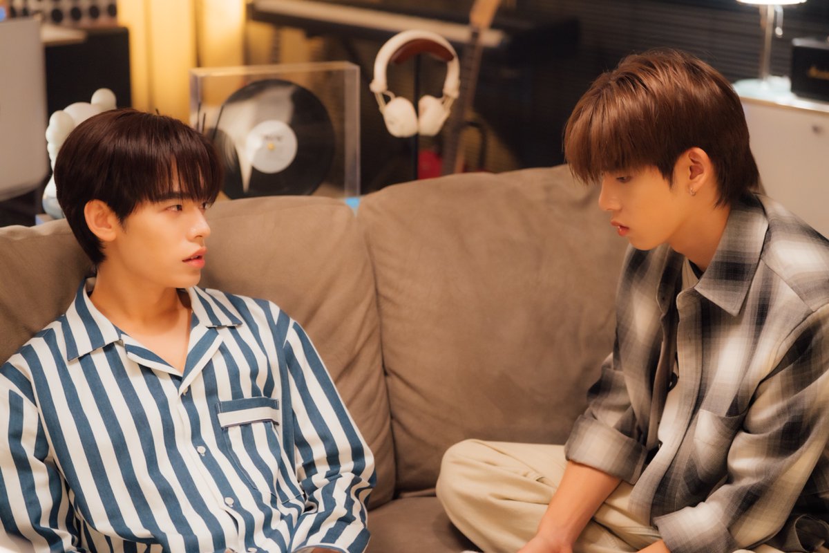 เรื่องย่อ ด้วงกับเธอ EP.5

เปิดเทอม “ด้วง” ไปช่วยเพื่อนถ่ายแบบคู่กับ “ยิ้ม” สาวสวยคณะอื่น บรรยากาศการถ่ายแบบมีความใกล้ชิด เมื่อ “ฉิน” เห็นสตอรี่ไอจีที่เพื่อน ๆ แซว “ด้วงกับยิ้ม” “หินฉิน” เริ่มไม่นิ่ง จนเพื่อนสนิทอย่าง “โต้ง” และ “คิม” แซวว่ากำแพงในใจ “ฉิน” เริ่มพัง