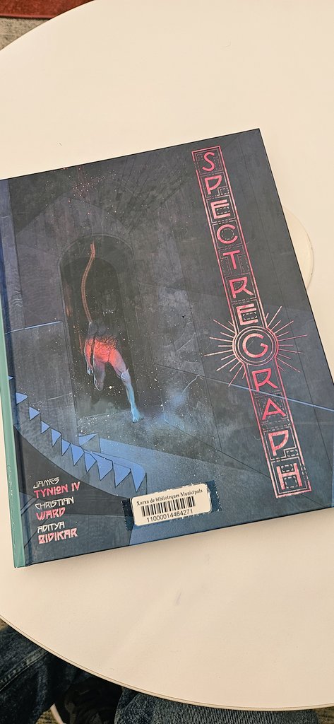 elportaldexuset's tweet photo. Tarde de #comic con #Spectregraph. Su historia de ocultismo y terror moderno engancha y no te suelta, ritmo habitual de #JamesTynionIV, pero es que el acabado artistico de #ChristianWard es absolutamente espectacular. La edicion de @NormaEditorial es espectacular. https://t.co/ICXMmrntEE