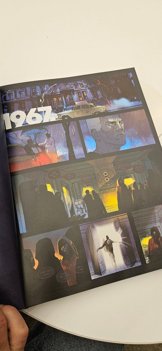 elportaldexuset's tweet photo. Tarde de #comic con #Spectregraph. Su historia de ocultismo y terror moderno engancha y no te suelta, ritmo habitual de #JamesTynionIV, pero es que el acabado artistico de #ChristianWard es absolutamente espectacular. La edicion de @NormaEditorial es espectacular. https://t.co/ICXMmrntEE