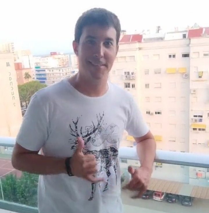zosialivsm's tweet photo. me gustaría desmentir el mito de que en privados toman principalmente a conocidos o ex alumnos pero tire cv en uno de mis ex colegios no solo que me llamaron sino que en la entrevista pasó mi profe de educación física y me dijo *apellido*!! cuando arrancas? yo así https://t.co/TDjtoxUHVH