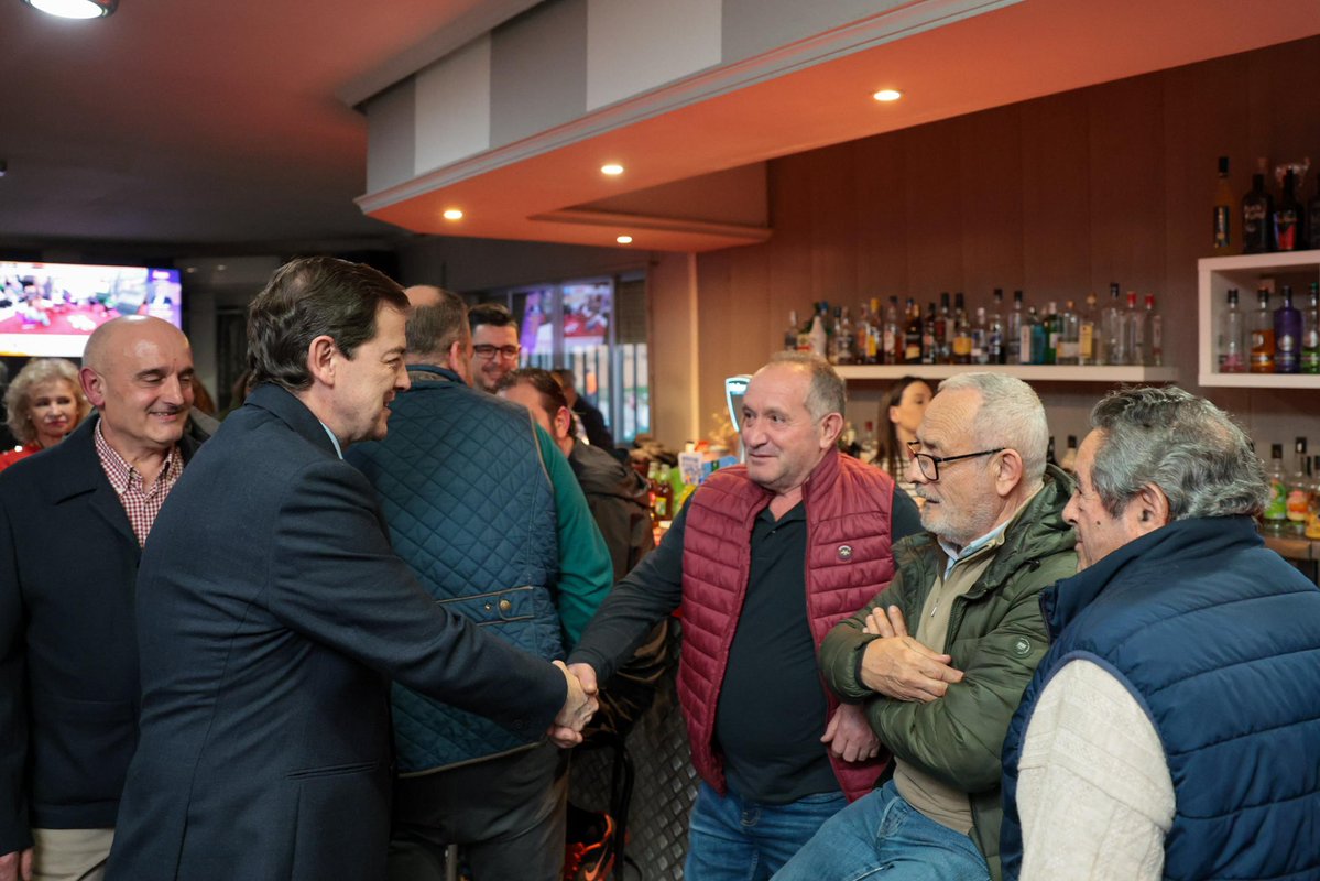 De vuelta a casa hemos parado en Manganeses de la Polvorosa #Zamora. No hay mejor final de jornada que una conversación sincera con la gente de nuestro medio rural. Gracias por vuestra cercanía y cariño.