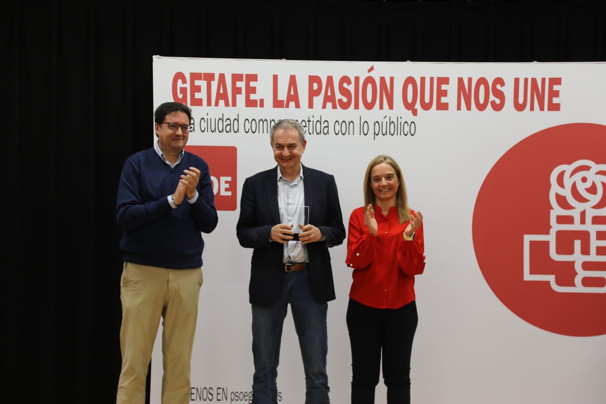 sara_heba's tweet photo. Ha sido un honor compartir los Premios de la Rosa de #Getafe con nuestro presidente José Luis Rodríguez Zapatero, @SarahPerezSanta y @oscarlopeztwit 
#Getafe seguirá poniendo pie en pared contra el fascismo https://t.co/SH0PnFwTrv