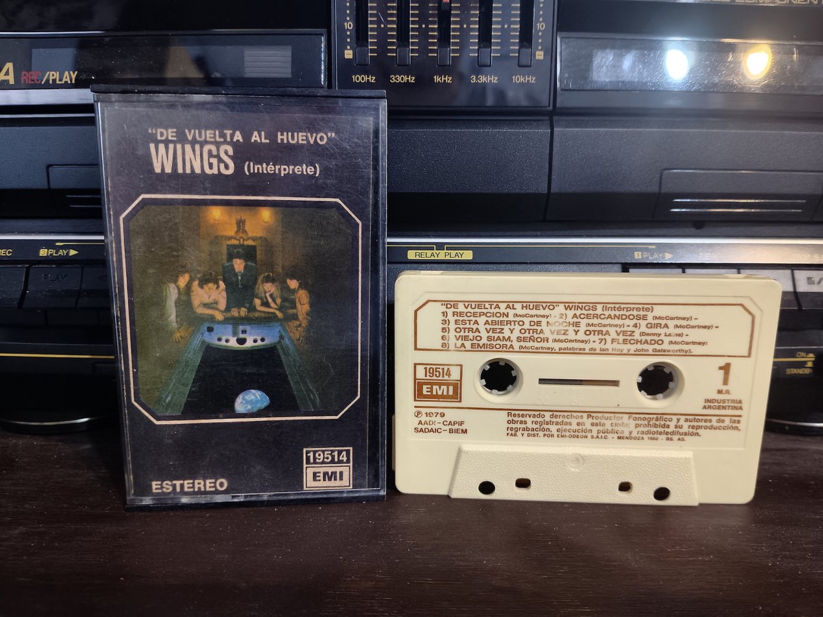 DoctorCosas's tweet image. En una nueva entrega de "Cassettes que ni me acordaba que tenía" presentamos a @PaulMcCartney &amp;amp; Wings con "De Vuelta Al Huevo" (ni siquiera puedo escribirlo sin reírme). EMI 19514, 1979, Argentina. #rock #cassette.