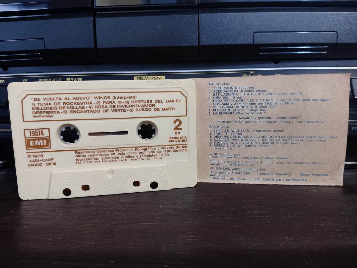 DoctorCosas's tweet image. En una nueva entrega de "Cassettes que ni me acordaba que tenía" presentamos a @PaulMcCartney &amp;amp; Wings con "De Vuelta Al Huevo" (ni siquiera puedo escribirlo sin reírme). EMI 19514, 1979, Argentina. #rock #cassette.