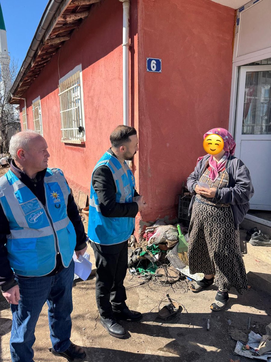TunayOmurBuzluk's tweet photo. 📍 Elmadağ

İlçemizde bulunan her biri birbirinden kıymetli olan vatandaşlarımıza 
Ramazan ayının rahmet ve bereket ikliminde; hanelerine gönül ziyaretleri gerçekleştirdik.

Talep ve önerilerini dinleyerek mübarek Ramazan ayının maneviyatıyla gönül bağlarımızı güçlendirdik. https://t.co/arRkjkbZWt
