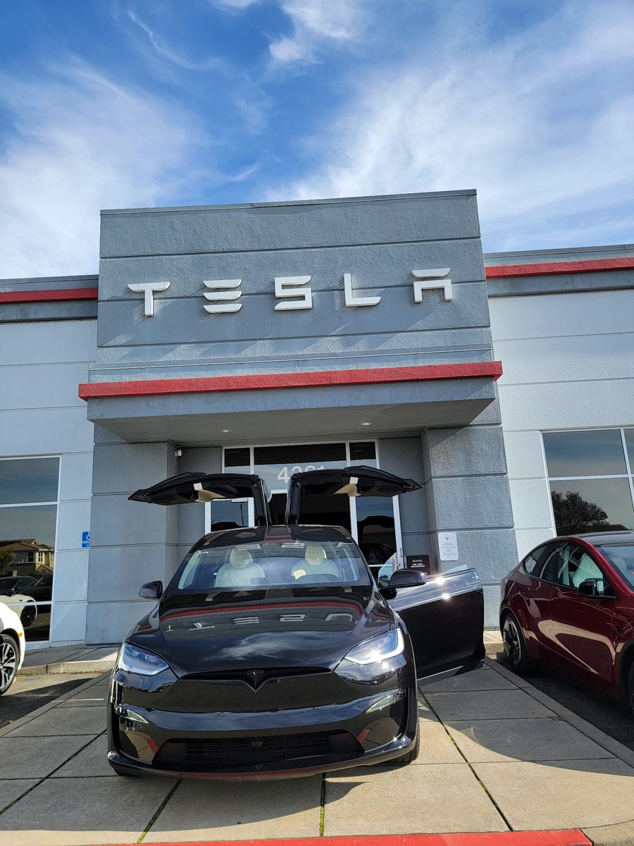 alshammry_saja's tweet photo. New ride, new vibes! 🏎️⚡️
الحمد لله على فضله، مِركب الخير والبركة إن شاء الله.
@Tesla @elonmusk
#TeslaModelX #ModelX #California #NewCar #الحمدلله #تسلا https://t.co/BTuezlIMkD