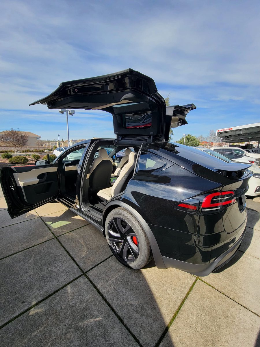 alshammry_saja's tweet photo. New ride, new vibes! 🏎️⚡️
الحمد لله على فضله، مِركب الخير والبركة إن شاء الله.
@Tesla @elonmusk
#TeslaModelX #ModelX #California #NewCar #الحمدلله #تسلا https://t.co/BTuezlIMkD