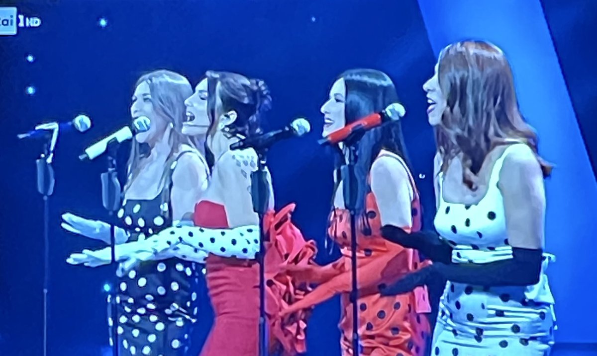 Comunque le Las Ketchup adorabili tutte a pois! Vorrei che tornassero con nuova musicaaa le adoravo 

#Sanremo2026 #Sanremo26