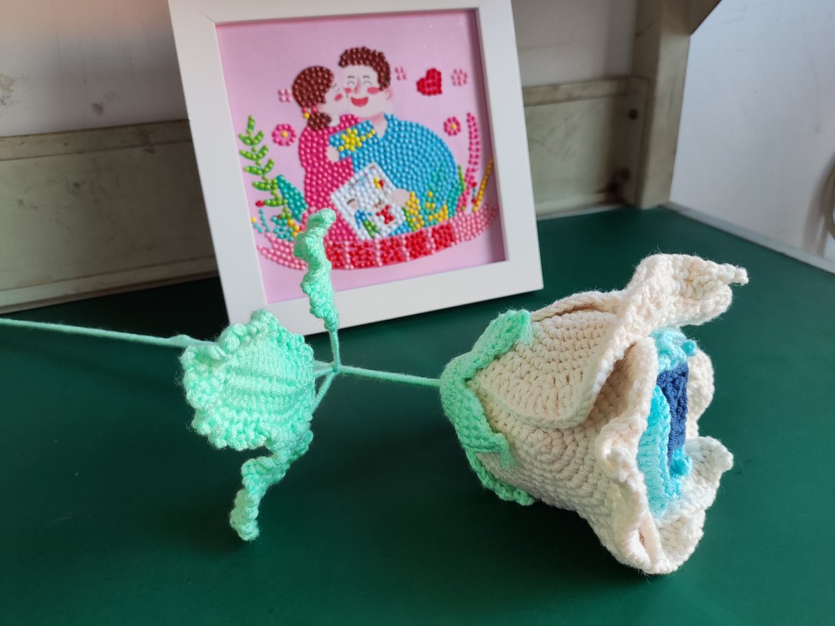 旧牛仔裤剪2cm宽条，编3股辫绕花盆2圈，缝上同布小雏菊——春天的花盆“新外套”，10分钟搞定#DIY生活小技巧 #旧物改造