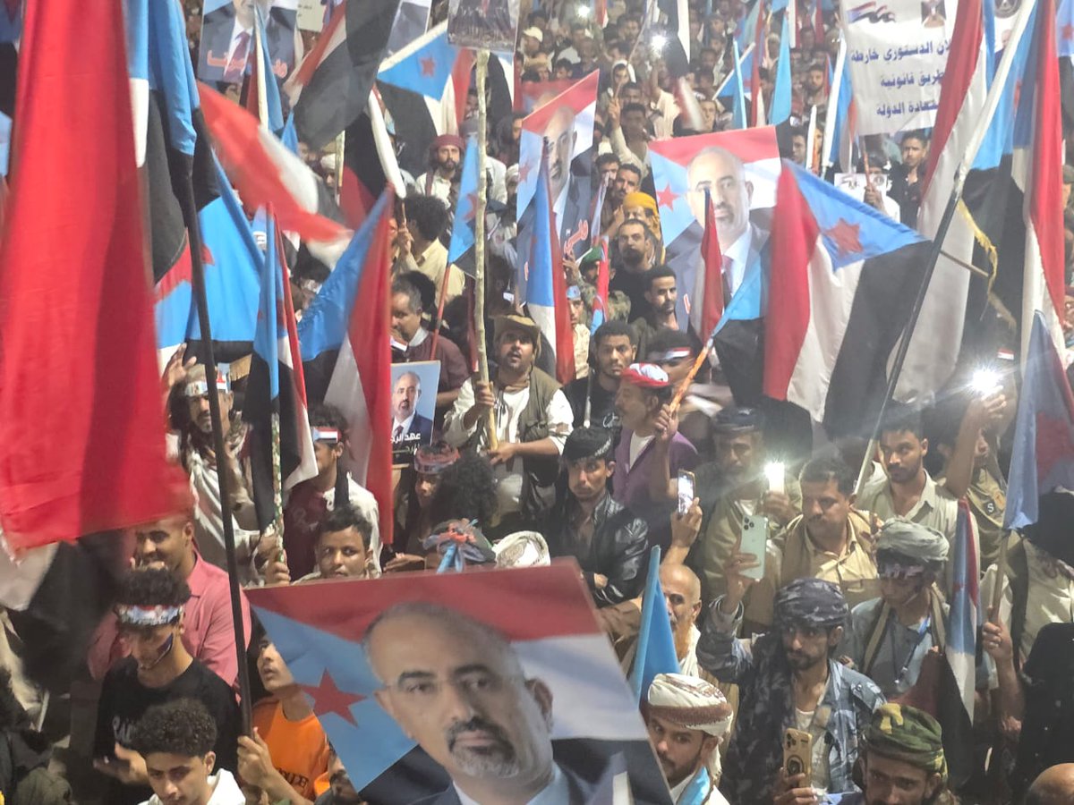 M1_Noman's tweet photo. لقطات من الحشود الشعبية المليونية في ساحة العروض بالعاصمة عدن دعما وتجديدا لتفويض الرئيس القائد عيدروس الزُبيدي وللمجلس الانتقالي الجنوبي وتنديدا ورفض إغلاق مقر المجلس الانتقالي الجنوبي والجرائم والانتهاكات
#مليونية_الثبات_والقرار 
#مليونية_الثبات_الجنوبي_للانتقالي https://t.co/3psDrinWNB