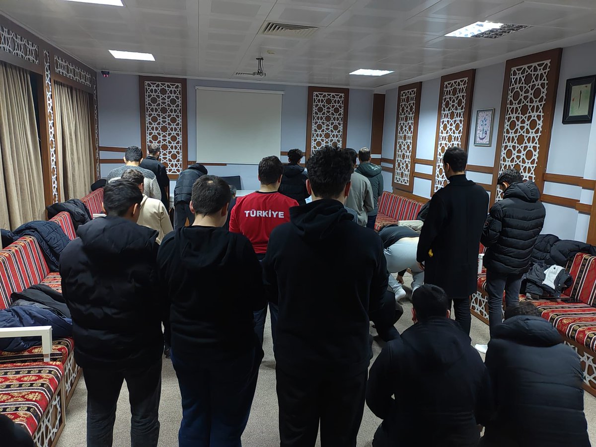 GSB_BafraGM's tweet photo. Sahurdan sonra gecenin sessizliğinde gençlerimizle omuz omuza saf tuttuk… 🌙🤍

Aynı duaya “âmin” demenin, aynı secdede buluşmanın tarifsiz huzurunu yaşadık. Rabbim bu güzel birlikteliğimizi daim eylesin.

#gsbgm #bafragm https://t.co/g2GXumkf5x