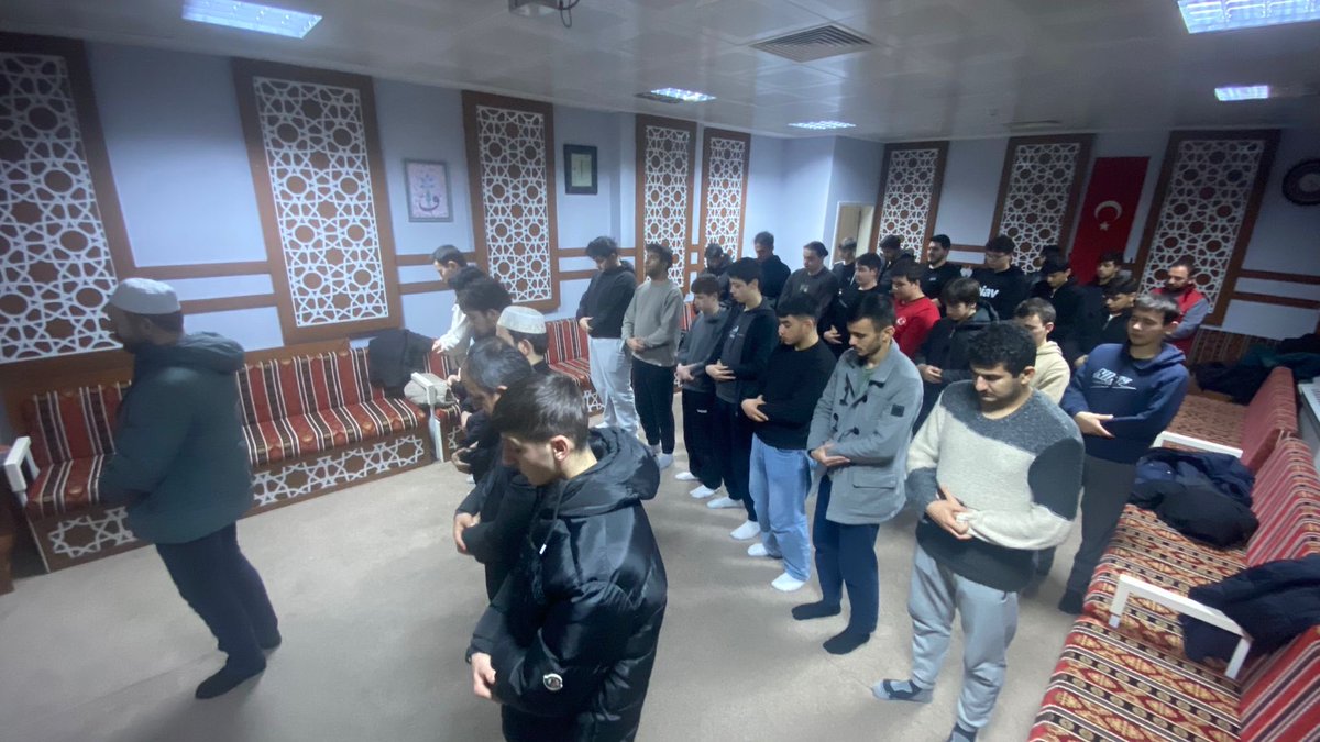 GSB_BafraGM's tweet photo. Sahurdan sonra gecenin sessizliğinde gençlerimizle omuz omuza saf tuttuk… 🌙🤍

Aynı duaya “âmin” demenin, aynı secdede buluşmanın tarifsiz huzurunu yaşadık. Rabbim bu güzel birlikteliğimizi daim eylesin.

#gsbgm #bafragm https://t.co/g2GXumkf5x