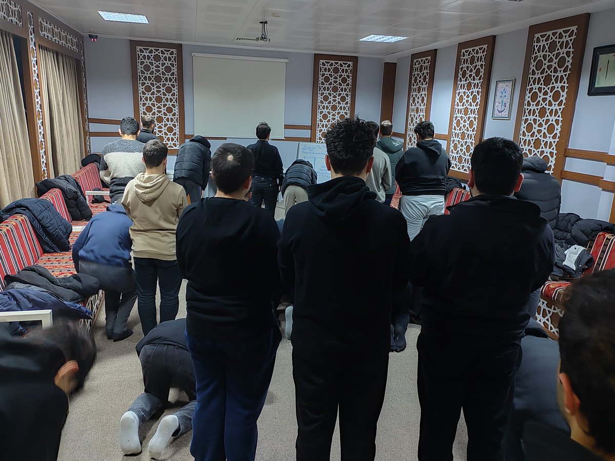 GSB_BafraGM's tweet photo. Sahurdan sonra gecenin sessizliğinde gençlerimizle omuz omuza saf tuttuk… 🌙🤍

Aynı duaya “âmin” demenin, aynı secdede buluşmanın tarifsiz huzurunu yaşadık. Rabbim bu güzel birlikteliğimizi daim eylesin.

#gsbgm #bafragm https://t.co/g2GXumkf5x