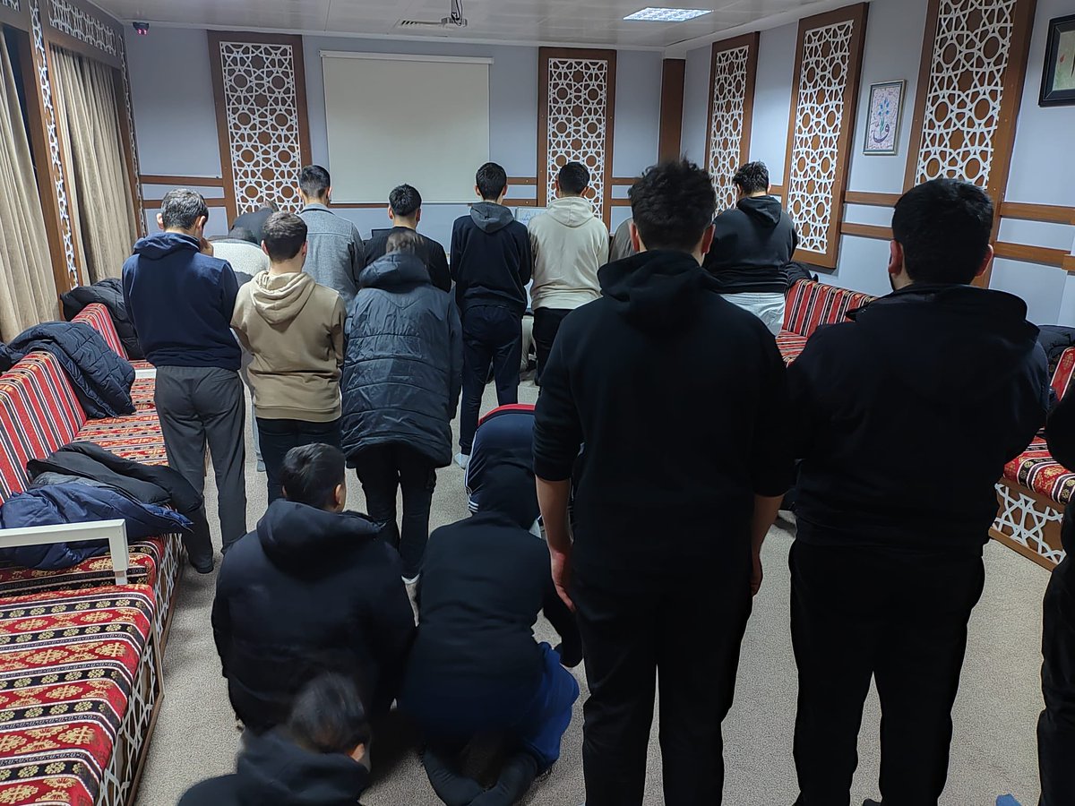 GSB_BafraGM's tweet photo. Sahurdan sonra gecenin sessizliğinde gençlerimizle omuz omuza saf tuttuk… 🌙🤍

Aynı duaya “âmin” demenin, aynı secdede buluşmanın tarifsiz huzurunu yaşadık. Rabbim bu güzel birlikteliğimizi daim eylesin.

#gsbgm #bafragm https://t.co/g2GXumkf5x