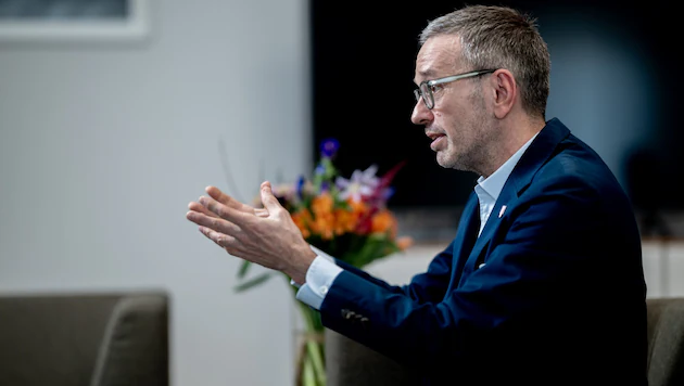 krone_at's tweet photo. Im Gespräch mit der „Krone“ erklärt der FPÖ-Chef jetzt, wann er mit Neuwahlen rechnet und ob er Bundespräsident oder doch Kärntner Landeshauptmann wird, und er verrät, warum er mit der „Schatten-ÖVP“ um Altkanzler Sebastian Kurz spricht. [Krone+] https://t.co/tLNfMTuLPf https://t.co/BlHPze9osl