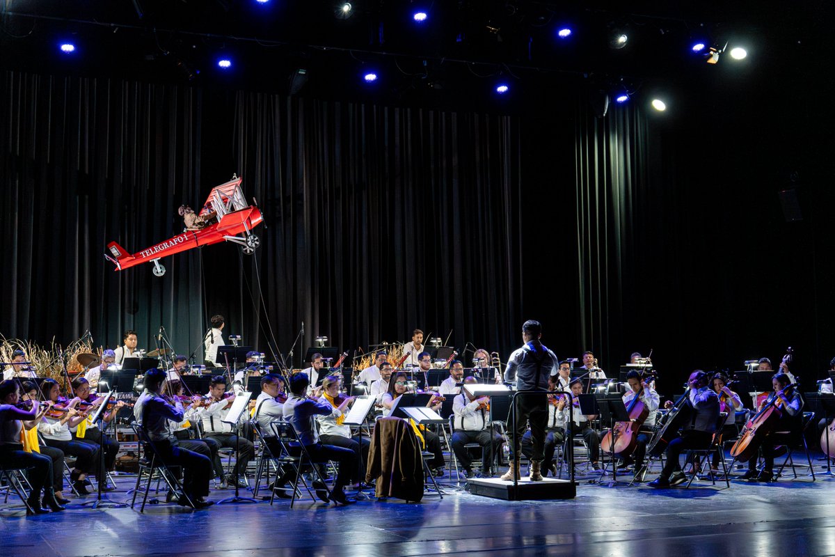 Hoy vivimos un inolvidable Concierto Didáctico de “Cosme Renella, Historia que desciende del Cielo” en el
<a href="/TeatroBenjaminC/">Teatro Benjamín Carrión Mora</a>.   Nuestro público disfrutó de música, relato y actuación para revivir la llegada del aviador Cosme Renella a Loja en 1924.

#SomosOsl