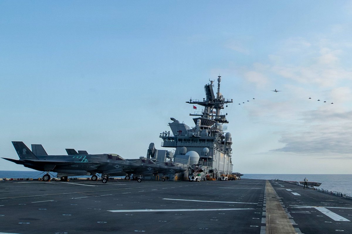 USS Tripoli (LHA 7) conducts joint flight operations with Navy, Marine Corps, and Air Force aircraft while underway in the U.S. 7th Fleet area of responsibility.

📍 #PhilippineSea 

📸 Petty Officer 1st Class Danian Douglas

#Readiness #IndoPacific #AlliesAndPartners