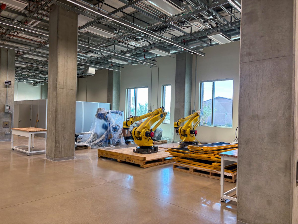 GPEC's tweet image. We toured @ASU's ISTB12 at @asupoly to see how the university is preparing the next generation of #AdvancedManufacturing talent. The facility gives students hands-on experiences to solve real-world problems for companies using industry equipment. @ASUEngineering