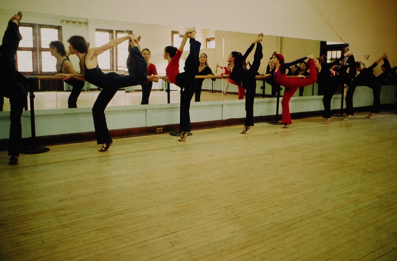 L’École supérieure a plusieurs fois plié bagages: rue Stanley, le boulevard Saint-Laurent, le chemin Queen-Mary et, depuis 1981, la rue Rivard. Partez à la découverte de ces adresses qui ont accueilli des années de création et de transmission. #esbq60e
flickr.com/photos/bibliod…