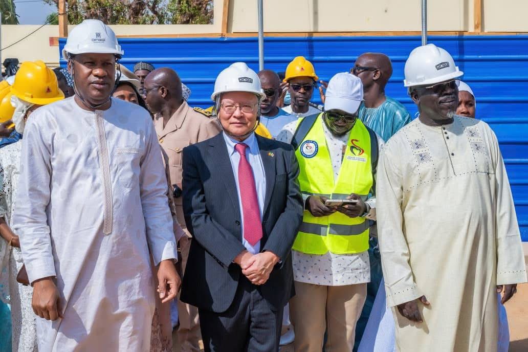 𝐂𝐇𝐑 𝐝𝐞 𝐓𝐡𝐢𝐞̀𝐬 : 𝐥𝐚𝐧𝐜𝐞𝐦𝐞𝐧𝐭 𝐝’𝐮𝐧 𝐩𝐫𝐨𝐣𝐞𝐭 𝐝’𝐞𝐱𝐭𝐞𝐧𝐬𝐢𝐨𝐧 𝐝𝐞 𝐩𝐥𝐮𝐬 𝐝𝐞 𝟏𝟐 𝐦𝐢𝐥𝐥𝐢𝐚𝐫𝐝𝐬 𝐅𝐂𝐅𝐀 𝐩𝐨𝐮𝐫 𝐫𝐞𝐧𝐟𝐨𝐫𝐜𝐞𝐫 𝐥’𝐨𝐟𝐟𝐫𝐞 𝐝𝐞 𝐬𝐨𝐢𝐧𝐬

Ce vendredi 27 février, le Ministre de la Santé et de l’Hygiène publique, Dr