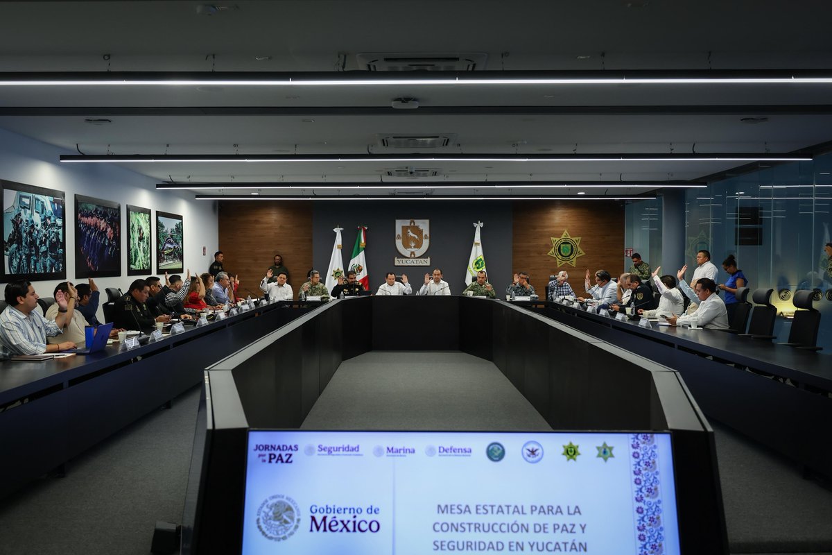 huachodiazmena's tweet photo. 🚨 En la Mesa Estatal para la Construcción de Paz y Seguridad reafirmé mi compromiso de seguir fortaleciendo, todos los días, la coordinación con la Federación y los municipios para preservar la tranquilidad en Yucatán.

🤝 Trabajamos de manera estrecha con las fuerzas estatales y federales, reforzamos la vigilancia en puntos estratégicos y avanzamos con acciones integrales que atienden tanto la seguridad como el tejido social, porque la paz se construye en equipo y de forma permanente.