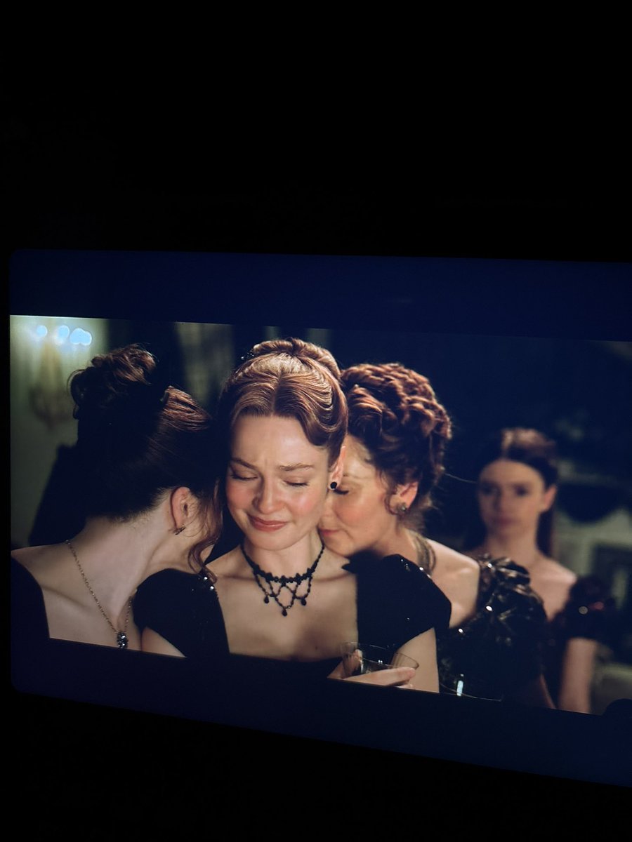 the female relationships slapped this season. rioting for more sister scenes between Francesca > Eloise > Hyacinth. Daphne you are missed 🥹 #BridgertonS4