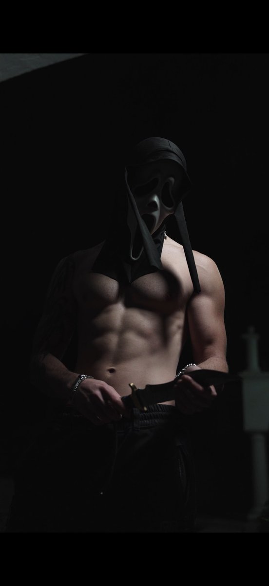 GixxxerJohn's tweet photo. You wish the new Scream movie was like this 😏 https://t.co/1E9gHjfJdQ