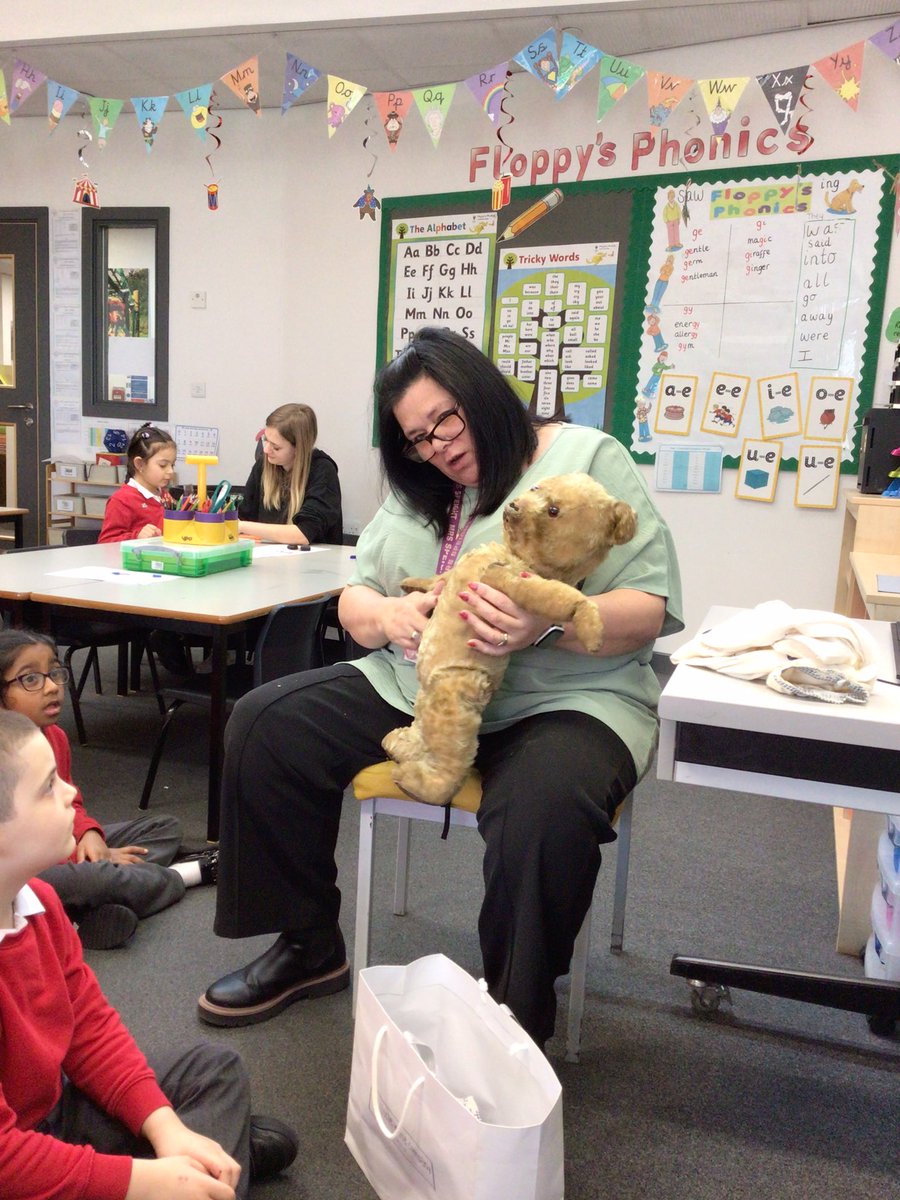 Miss Mitchell Year 1 tweet media