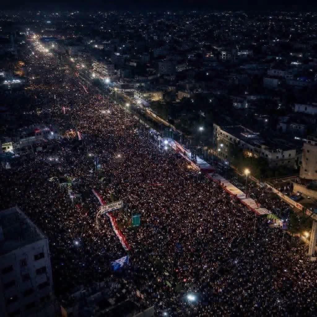 نجحت المليونية  نجاح غير طبيعي 
وانتصر الشعب الثائر الحر ..

 على الجميع أن يعيدون حساباتهم  ويتوقفون  عن الأعمال والافعال الصبيانيه التي لا تسموا ابدا لتطمين الشعب بل تأكد للشعب أن هناك التفاف وموامره  عليه وعلى قضيته  ..

 انزلتوا  صورتين فرفع الشعب الألف الصور  اغلقتوا  مقرات