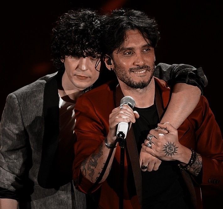 daunasolaparte's tweet photo. papà e papà ci date una foto insieme per favore? 

#Sanremo2026 https://t.co/2CVx95e3Rh
