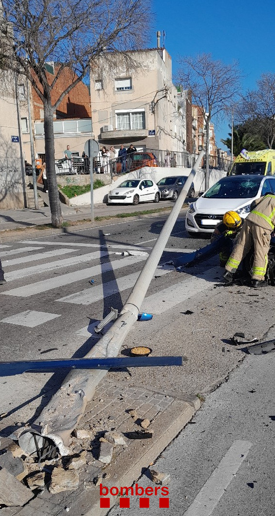 CanalTerrassa's tweet photo. 🚨🚑| Ferida en caure-li un fanal després d’un fort accident entre dos cotxes

👁‍🗨Els xoc ha tingut lloc a l'Avinguda del Vallès. Les dues persones ocupants dels vehicles implicats també han patit ferides https://t.co/4m8nwZl6T9 #Terrassa 

[Font imatges: @bomberscat] https://t.co/e9zfcSasaF