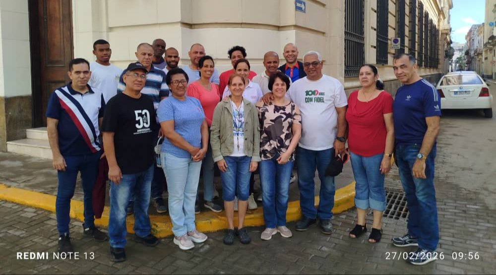 #Hoy es Dia de la Defensa y directivos, magistrados y trabajadores de <a href="/TSupremoCU/">TSupremoCU</a> realizamos tareas de higienización en el entorno de nuestras sedes. Juntos, entidades y comunidad, cumpliremos el deber de tener una Ciudad limpia. <a href="/DiazCanelB/">Miguel Díaz-Canel Bermúdez</a> <a href="/MMarreroCruz/">Manuel Marrero Cruz</a> <a href="/IzquierdoAlons1/">Livan Izquierdo Alonso</a>