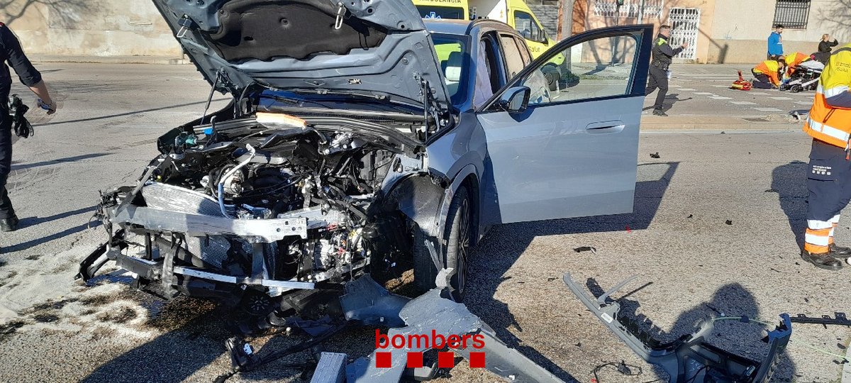 CanalTerrassa's tweet photo. 🚨🚑| Ferida en caure-li un fanal després d’un fort accident entre dos cotxes

👁‍🗨Els xoc ha tingut lloc a l'Avinguda del Vallès. Les dues persones ocupants dels vehicles implicats també han patit ferides https://t.co/4m8nwZl6T9 #Terrassa 

[Font imatges: @bomberscat] https://t.co/e9zfcSasaF