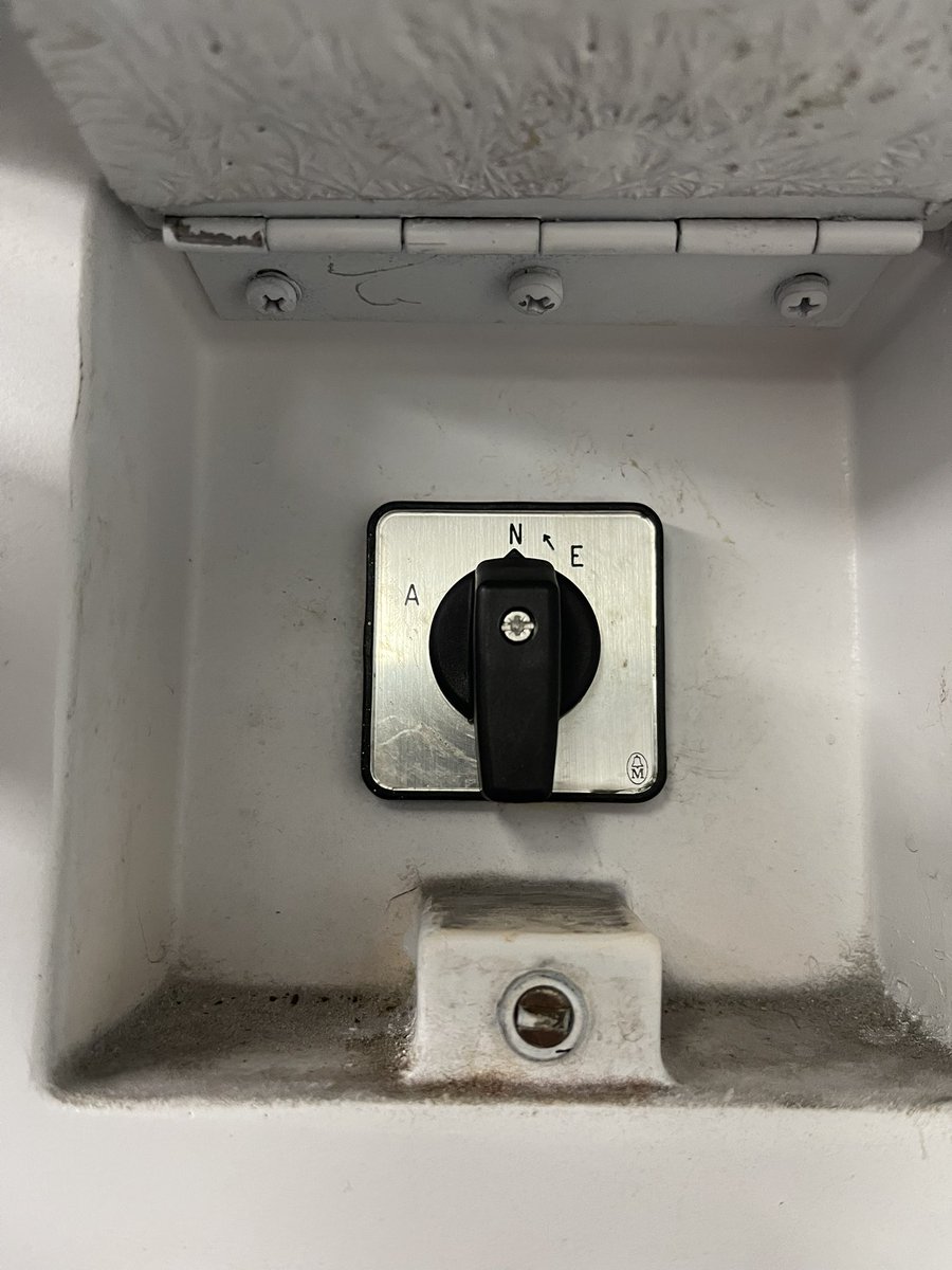 Alguna idea de que es aquest selector que hi ha a les 447 a dins de la tapa aquesta? Que se suposa que fa?