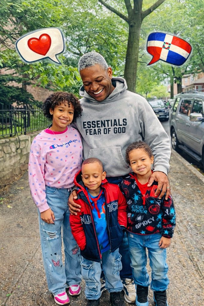 Neocarmona's tweet photo. A mis hijos en NY, nunca olviden que somos dominicanos. Trabajen, luchen y sean dignos para el país que los acogió. Pero jamás olviden que la primera patria se las di yo: la República Dominicana. Y desde donde estén, siempre luchen por una RD mejor. @luisabinader @SanzLovaton https://t.co/GQuYgsnyN5