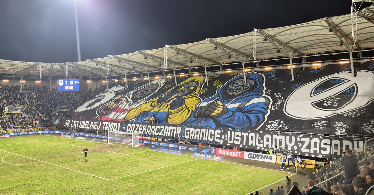 Ar Arkādiju podkāstos ik pa laikam to atgādināsim - futbola ceļojumi ir silta rekomendācija. Un Polija kā ļoti labs variants: autentiska, kaislīga atmosfēra, lēta valsts, viegli dabūt mača biļetes, ģeogrāfiski tuvu, latviešu futbolisti.

P.S. Arkādija foto no Trīspilsētu derbija.