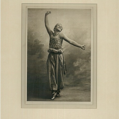 Célébrons la naissance du légendaire Vaslav Nijinsky (1889‑1950). Cette image illustre Nijinsky dans le rôle de l’Esclave du ballet Schéhérazade, chorégraphié par Fokine.  Cette photographie est tirée du recueil iconographique : Studies from the Russian Ballet publié en 1911.
