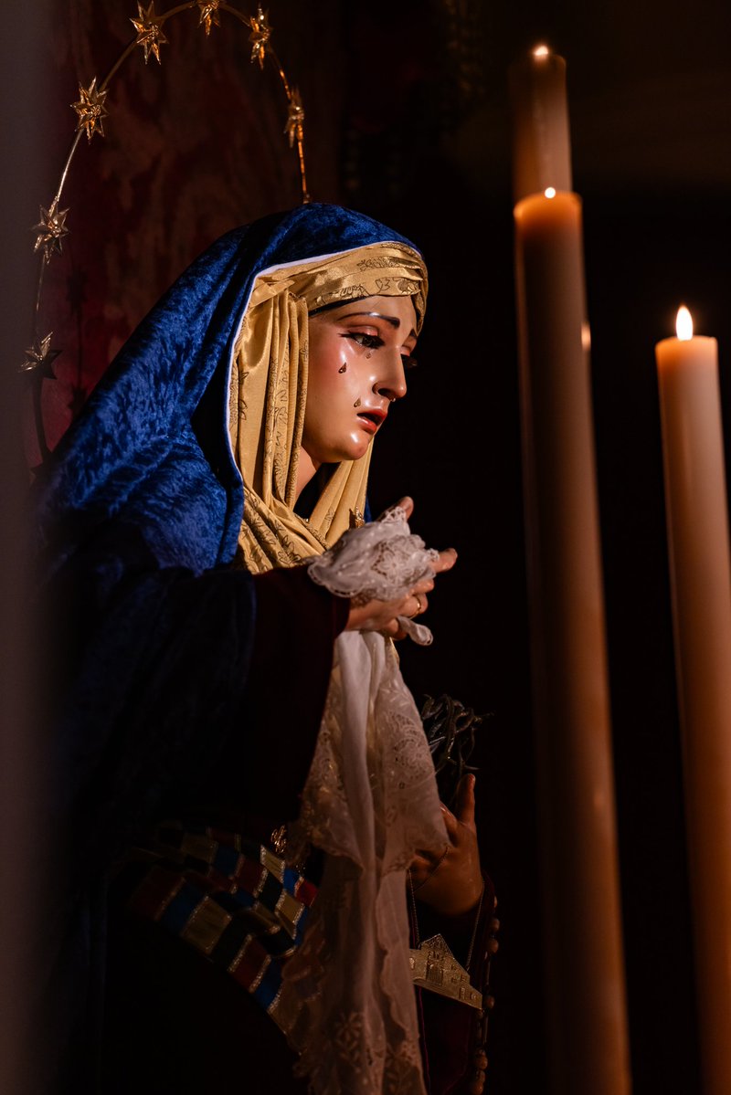 🕯 CULTOS | Santa María del Monte Calvario se presenta ataviada de hebrea en el altar de culto de su Septenario Doloroso. #CofradíasMLG

"En la calle Amargura, María, ya lo encuentras sangriento, agotado, con el peso del leño cargado de ese leño mortal do expiró"